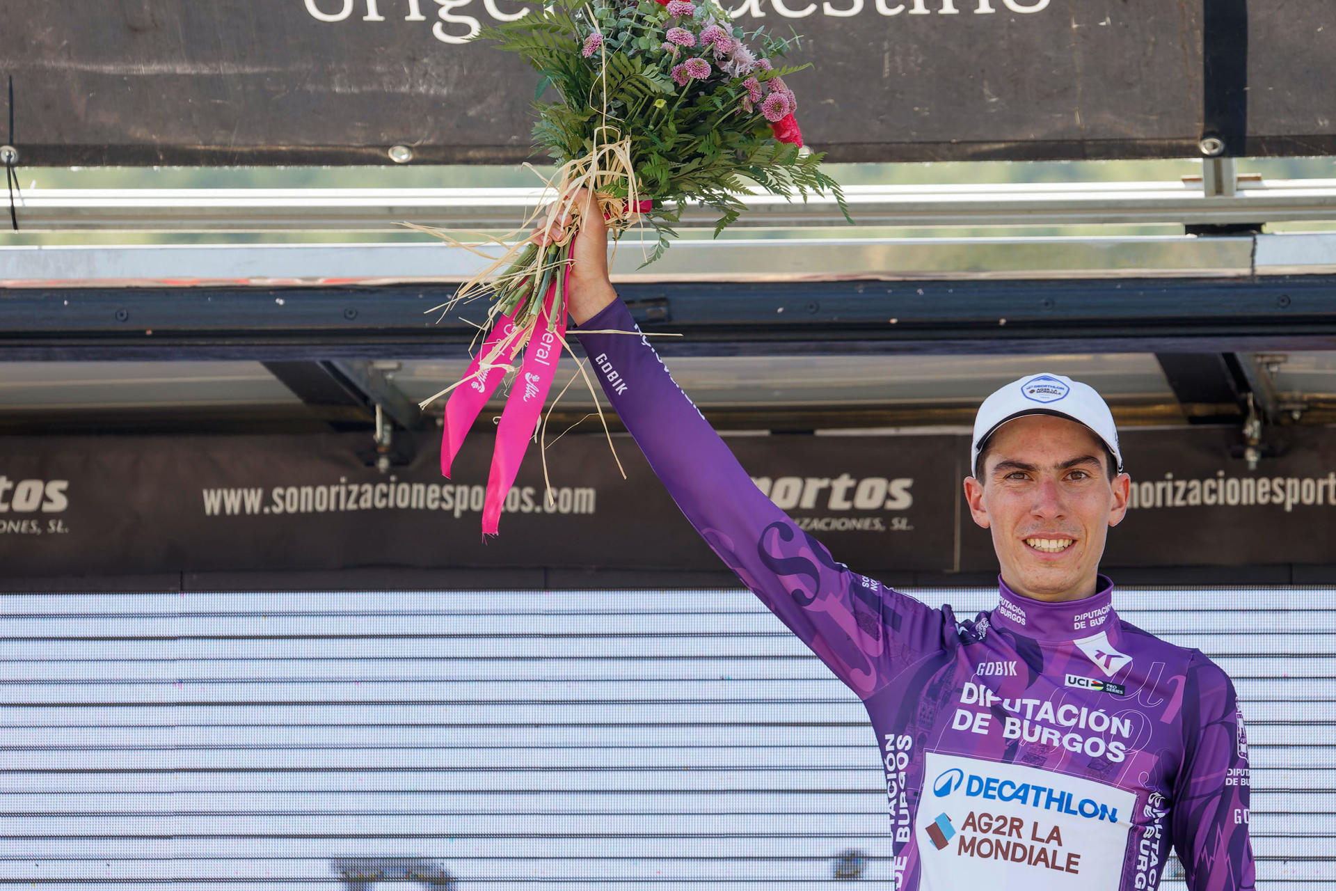 El ciclista francés del equipo Decathlon AG2R, Léo Bisiaux en el podio tras imponerse en la tercera etapa de la Vuelta Ciclista a Burgos, disputada este jueves entre San Pedro Cardeña y Valpuesta, de 185 kilómetros. EFE/Santi Otero

