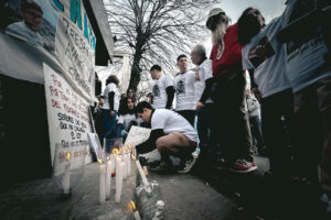 Fotografía del 31 de julio de 2027 de familiares de víctimas mortales por el uso de fentanilo prenden velas durante una manifestación frente al Hospital Italiano de La Plata, en La Plata (Argentina). EFE/ Juan Ignacio Roncoroni