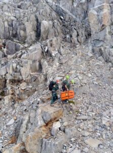 Imagen de archivo de la Guardia Civil en una intervención en la que localizó el cadáver de un montañero zaragozano fallecido al despeñarse en el pico Frondiellas, en el término municipal pirenaico de Panticosa (Huesca).EFE/ Quique Facil/Archivo