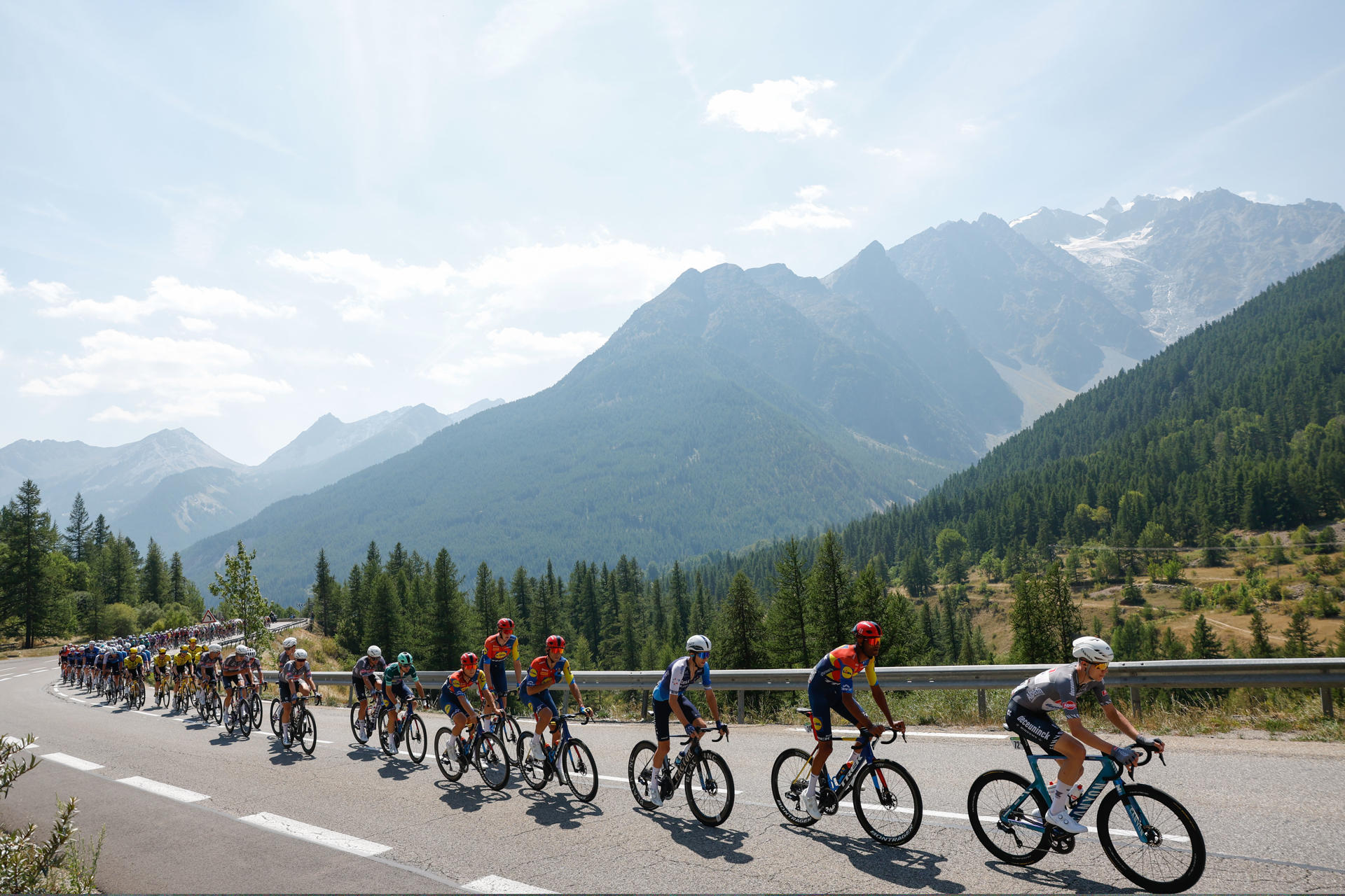 El pelotón, durante la cuarta y última etapa de La Vuelta Ciclista a España disputada fuera de nuestro país, que discurre este martes entre las localidades de Susa y Voiron sobre 206,7 kilómetros, que empieza en Italia y acaba en Francia como transición para llegar a territorio español. EFE/ Javier Lizon