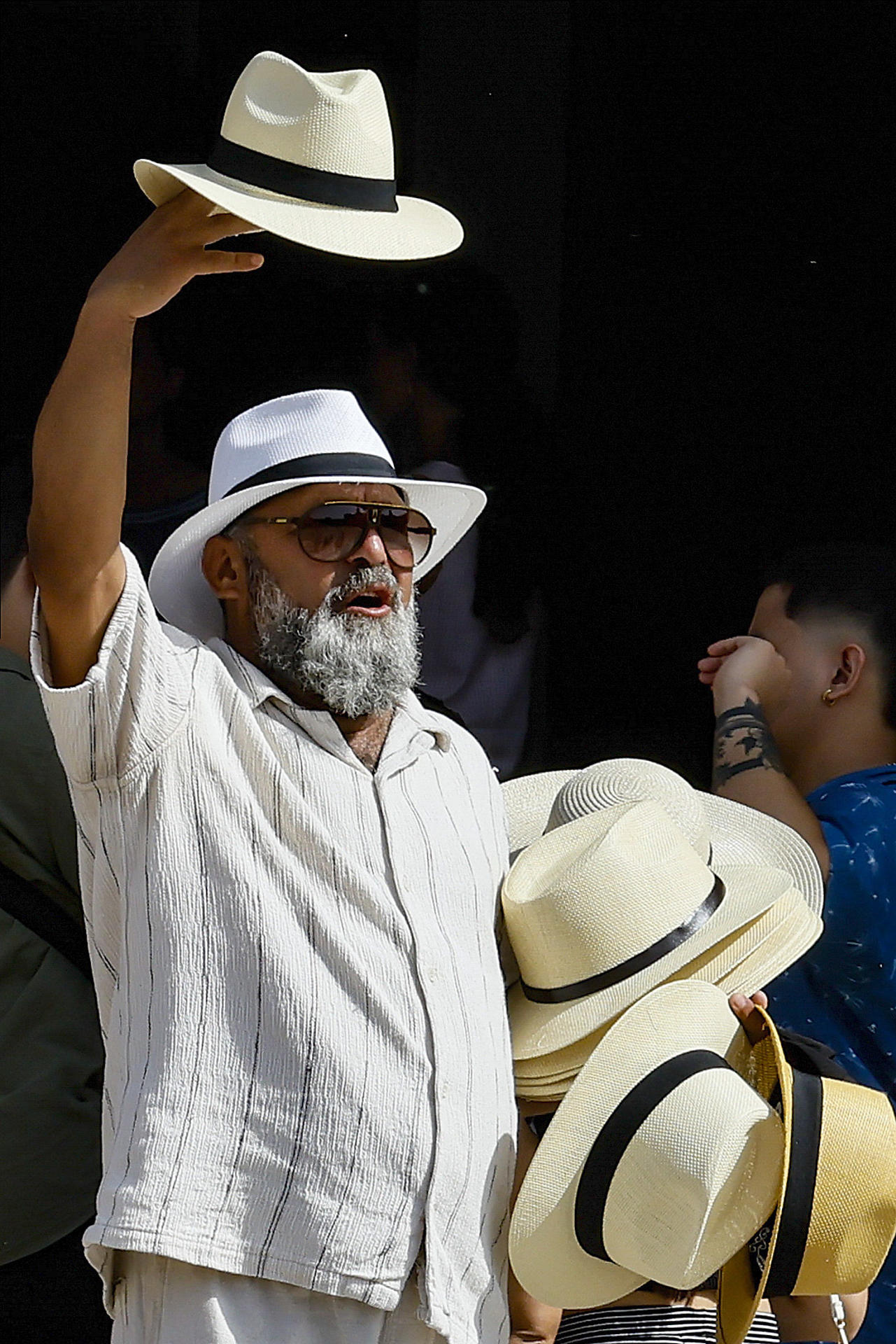 Un vendedor de sombreros publicita su mercancía este lunes en la Plaza de España de Sevilla, al inicio de la segunda ola de calor de este verano con temperaturas que superan los 40 grados. La persistencia de una masa de aire cálido procedente del norte de África, combinada con un bloqueo anticiclónico sobre la península, agravará la sensación térmica durante toda la semana. EFE /Jose Manuel Vidal