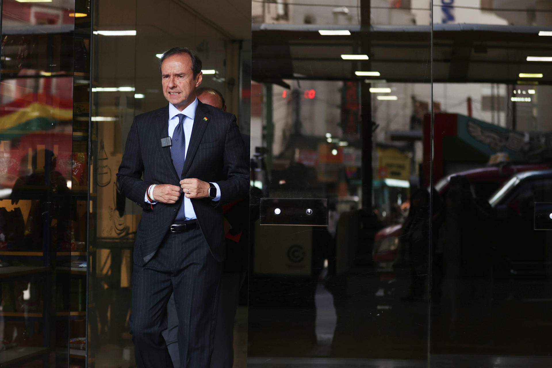 Fotografía de archivo del candidato a la Presidencia de Bolivia por el partido Alianza Libre Jorge 'Tuto' Quiroga caminando en La Paz (Bolivia). EFE/ Luis Gandarillas
