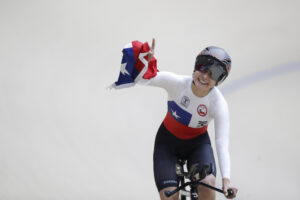 La chilena Javiera Garrido celebra al ganar el oro en la persecución por equipos femenino del ciclismo de pista, durante los II Juegos Panamericanos Junior ASU2025, en Luque (Paraguay). EFE/Juan Pablo Pino