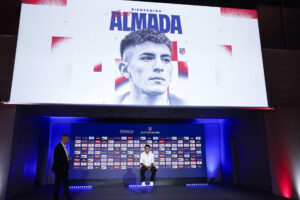 El centrocampista argentino Thiago Almada, campeón del mundo con la Albiceleste en Catar 2022, durante su presentación como nuevo futbolista del Atlético de Madrid el pasado 29 de julio. EFE/ Chema Moya