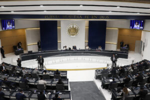 Vista general del salón azul de la Asamblea Legislativa salvadoreña, el pasado 31 de julio, durante la sesión plenaria en la que se aprobó una reforma constitucional que permite la reelección presidencial inmediata, en San Salvador (El Salvador). EFE/Rodrigo Sura