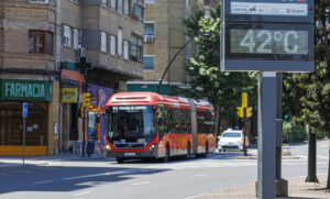 Imagen de archivo ( 28/06/2025) de un termómetro marcando 42 grados en una calle de Zaragoza.
EFE/JAVIER BELVER