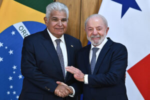 El presidente de Brasil, Luiz Inácio Lula da Silva (d) y su homólogo de Panamá, José Raúl Mulino, posan durante una rueda de prensa este 28 de agosto de 2025, en el Palacio del Planalto en Brasilia (Brasil). EFE/Andre Borges