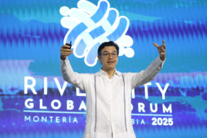 El director regional para América Latina y el Caribe de ONU-Habitat, Elkin Velásquez, habla durante el Rivercity Global Forum este jueves, en Montería (Colombia). EFE/ Juan Diego López