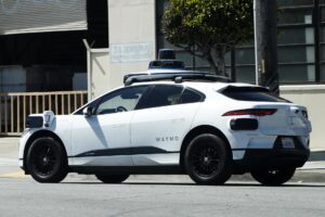 Foto de archivo de Waymo, un taxi robotizado sin conductor, circula por una calle de San Francisco, California, Estados Unidos.EFE/JOHN G. MABANGLO