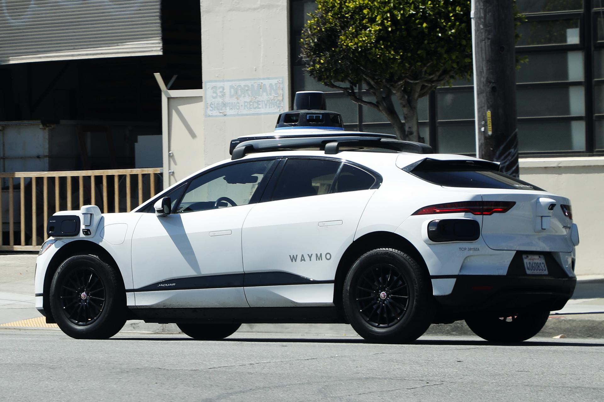 Foto de archivo de Waymo, un taxi robotizado sin conductor, circula por una calle de San Francisco, California, Estados Unidos.EFE/JOHN G. MABANGLO