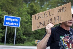 Fotografía de un activista durante una protesta afuera del centro de detención Alligator Alcatraz.  EFE/Cristóbal Herrera-Ulashkevich