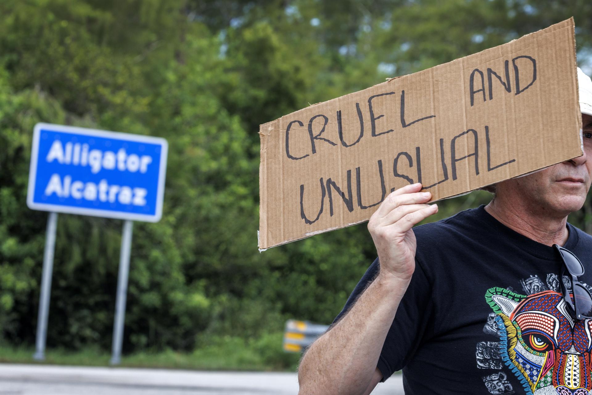 Fotografía de un activista durante una protesta afuera del centro de detención Alligator Alcatraz.  EFE/Cristóbal Herrera-Ulashkevich