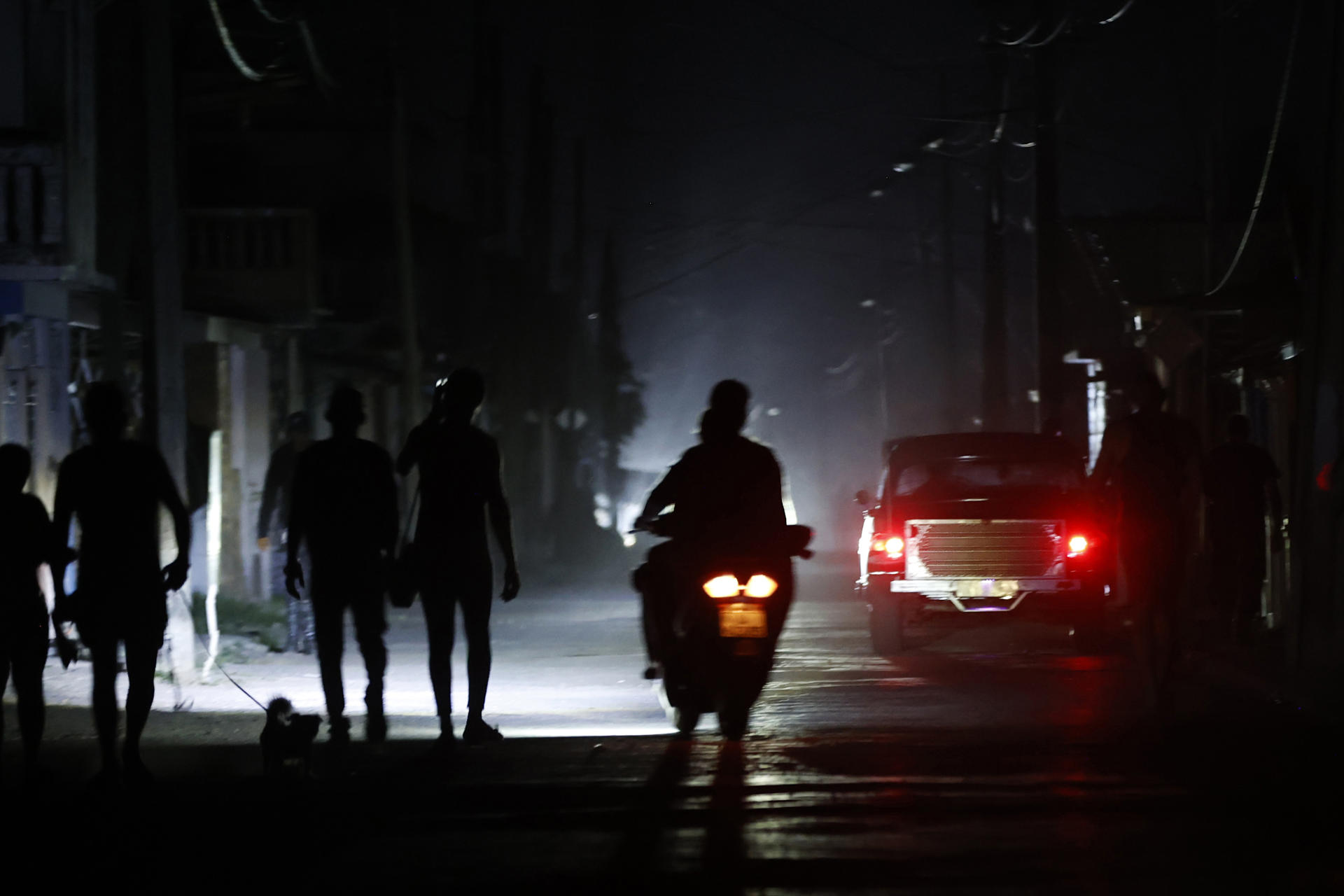 Foto de archivo de varias personas circulan por una calle durante un apagón, en Pinar del Rio, a más de 150 km de La Habana (Cuba). EFE/ Ernesto Mastrascusa