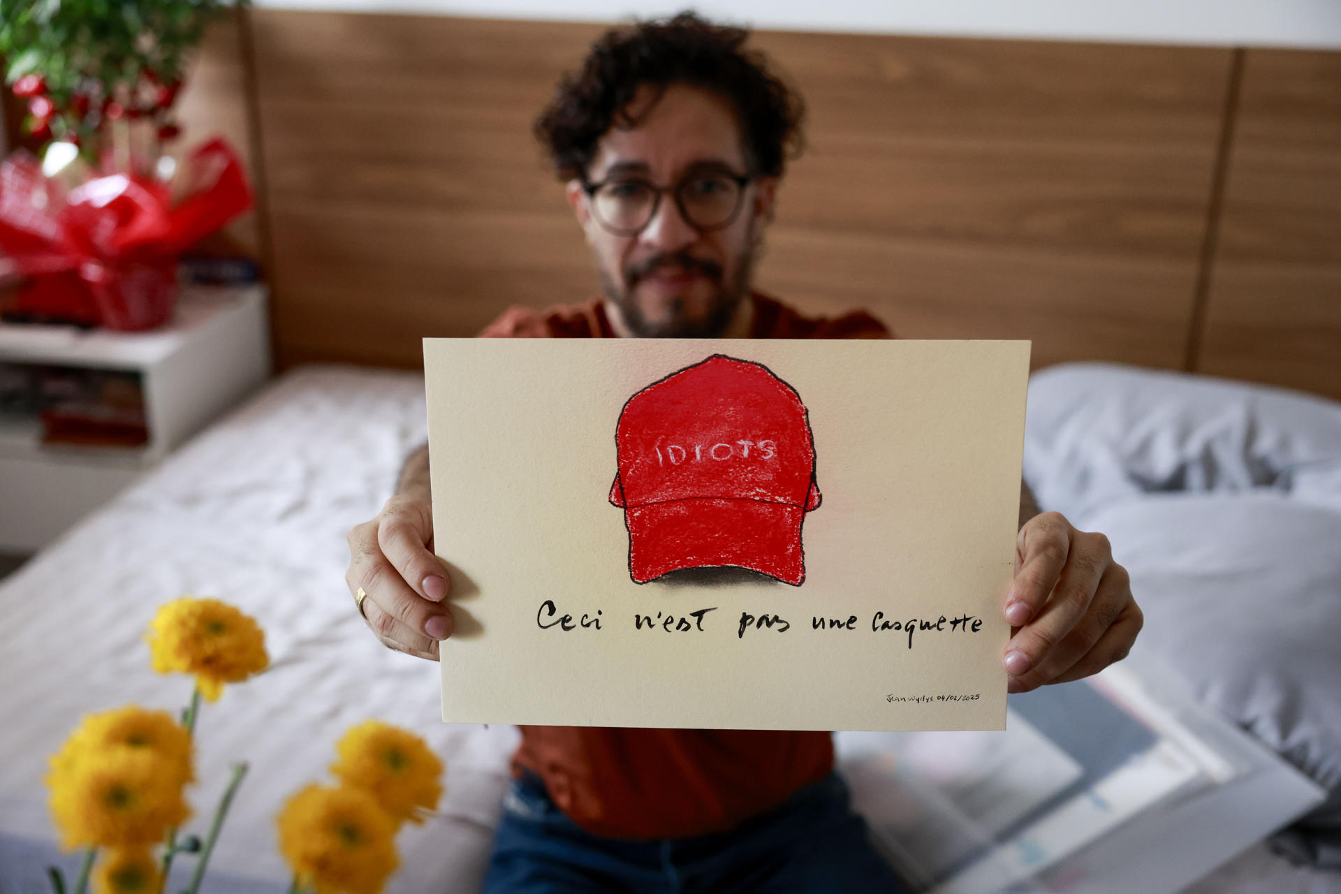 Jean Wyllys, el diputado gay que sobrevivió a la industria de la mentira en Brasil Jean Wyllys Santos, uno de los principales defensores de los derechos de la comunidad LGTBIQ+ en Brasil, muestra una de sus ilustraciones satíricas, durante una entrevista con EFE en su casa de São Paulo el pasado 17 de abril, en la que describe como su vida se volvió insoportable cuando la maquinaria de mentiras montada por la extrema derecha se propuso aniquilar su imagen con insultos, humillaciones en público, agresiones y amenazas de muerte. EFE/SEBASTIÃO MOREIRA