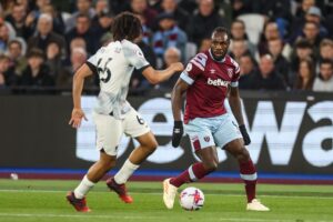 Fotografía de Isabel Infantes, en la que puede verse en una imagen de archivo del 26 de abril de 2023 al futbolista del West Ham Michail Antonio (d). EFE. Sólo uso editorial.