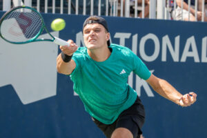 El español Alejandro Davidovich en acción este viernes durante un partido del torneo ATP 1000 de Toronto (Canadá). EFE/ Julio César Rivas