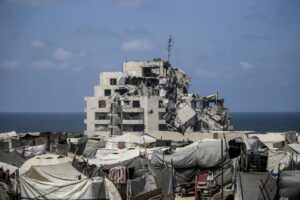 Tiendas de campaña de palestinos desplazados internos, que huyeron del este de la ciudad de Gaza y del norte de Gaza, cerca de los escombros de edificios destruidos en el oeste del norte de la Franja de Gaza, el 8 de agosto de 2025.EFE/EPA/MOHAMMED SABER