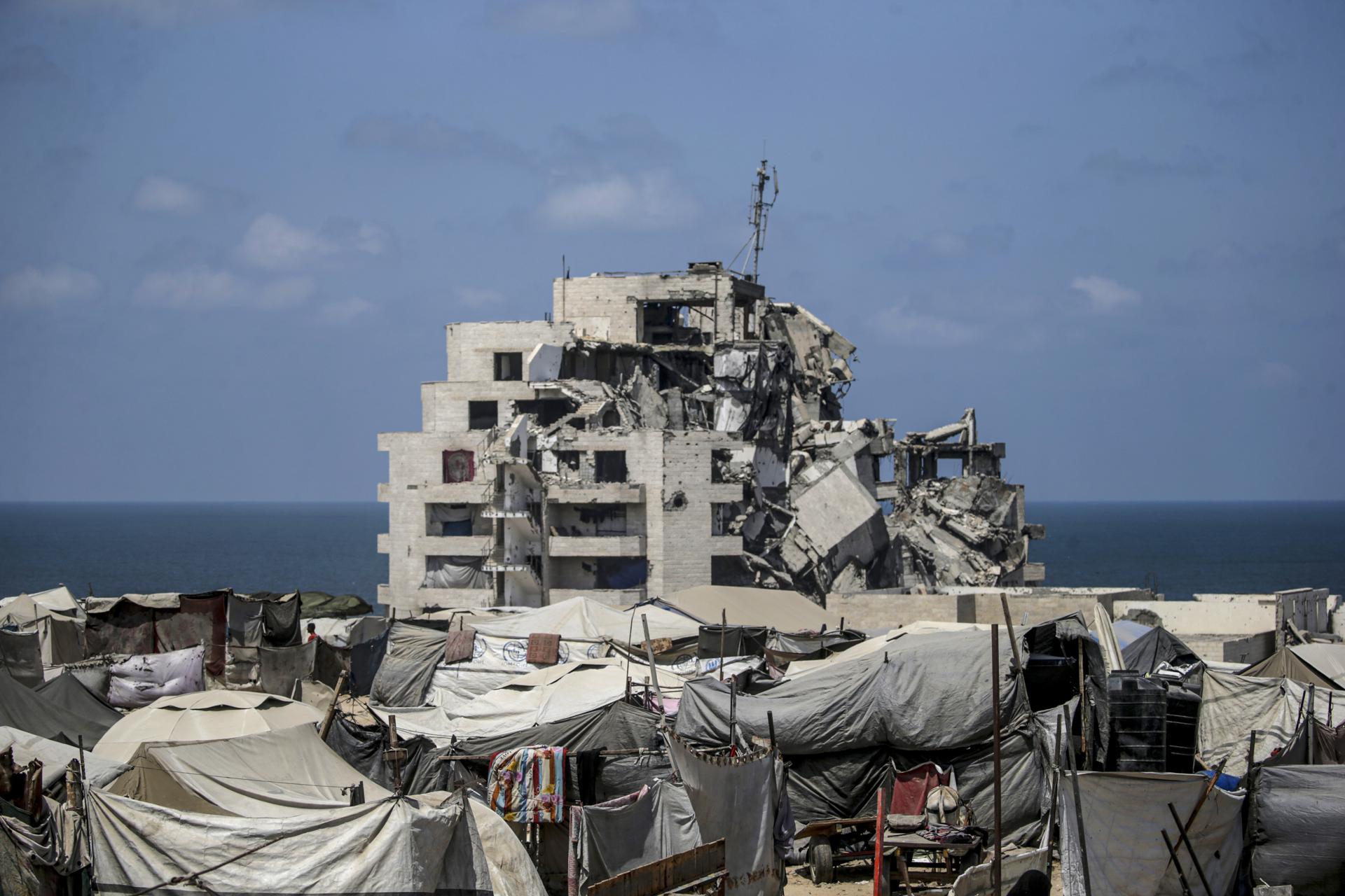 Tiendas de campaña de palestinos desplazados internos, que huyeron del este de la ciudad de Gaza y del norte de Gaza, cerca de los escombros de edificios destruidos en el oeste del norte de la Franja de Gaza, el 8 de agosto de 2025.EFE/EPA/MOHAMMED SABER