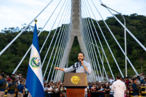 Fotografía tomada el 11 de Agosto del 2025 cedida por el gobierno de El Salvador, que muestra a el presidente Nayib Bukele hablando durante la inauguración de un puente en San Miguel (El Salvador). EFE/ Gobierno de El Salvador