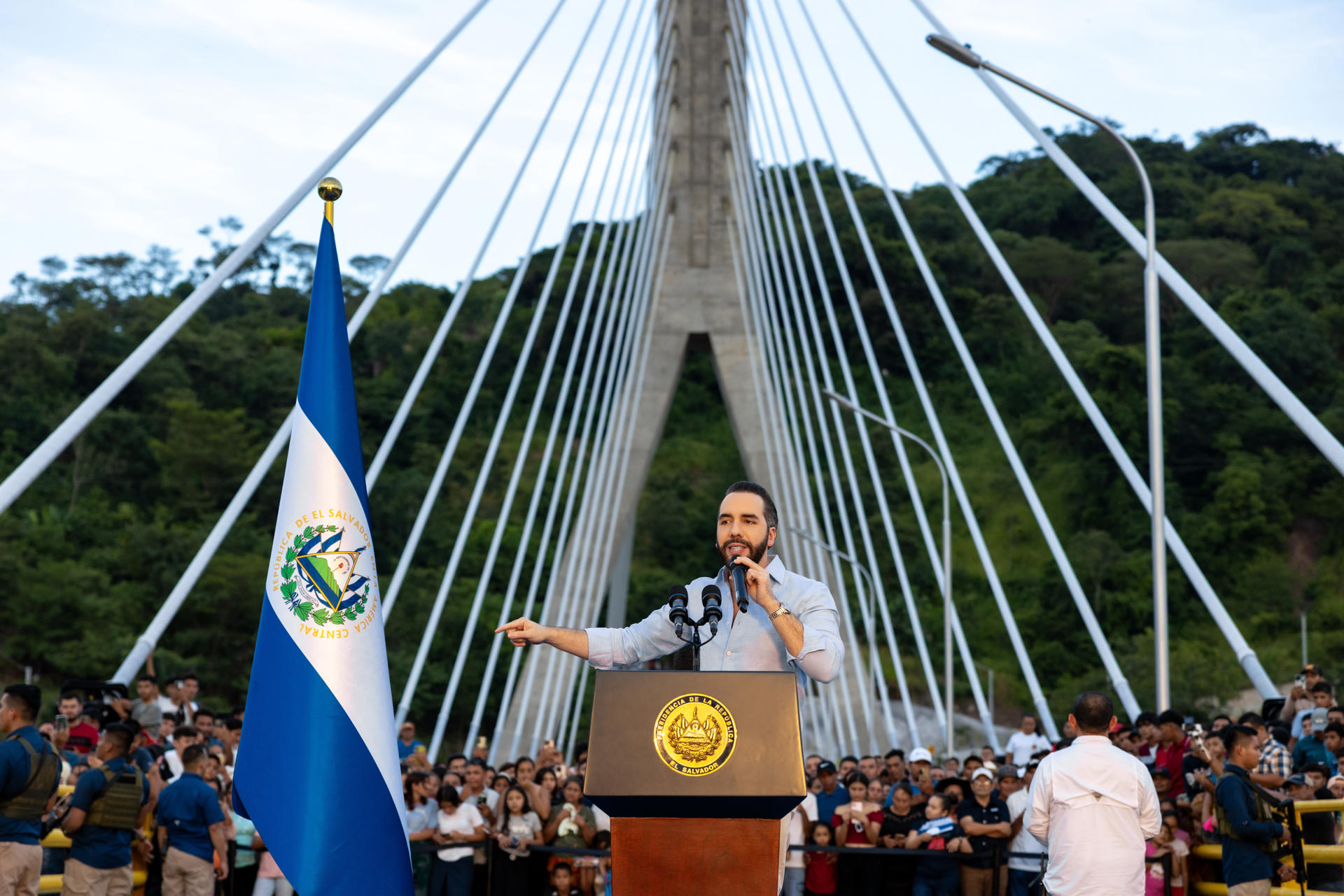 Fotografía tomada el 11 de Agosto del 2025 cedida por el gobierno de El Salvador, que muestra a el presidente Nayib Bukele hablando durante la inauguración de un puente en San Miguel (El Salvador). EFE/ Gobierno de El Salvador