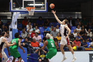 Tyler Cavanaugh (d), de Estados Unidos, lanza este martes a la cesta en un partido de la FIBA AmeriCup 2025 entre EE.UU. y Brasil, en Managua (Nicaragua). EFE/ STR