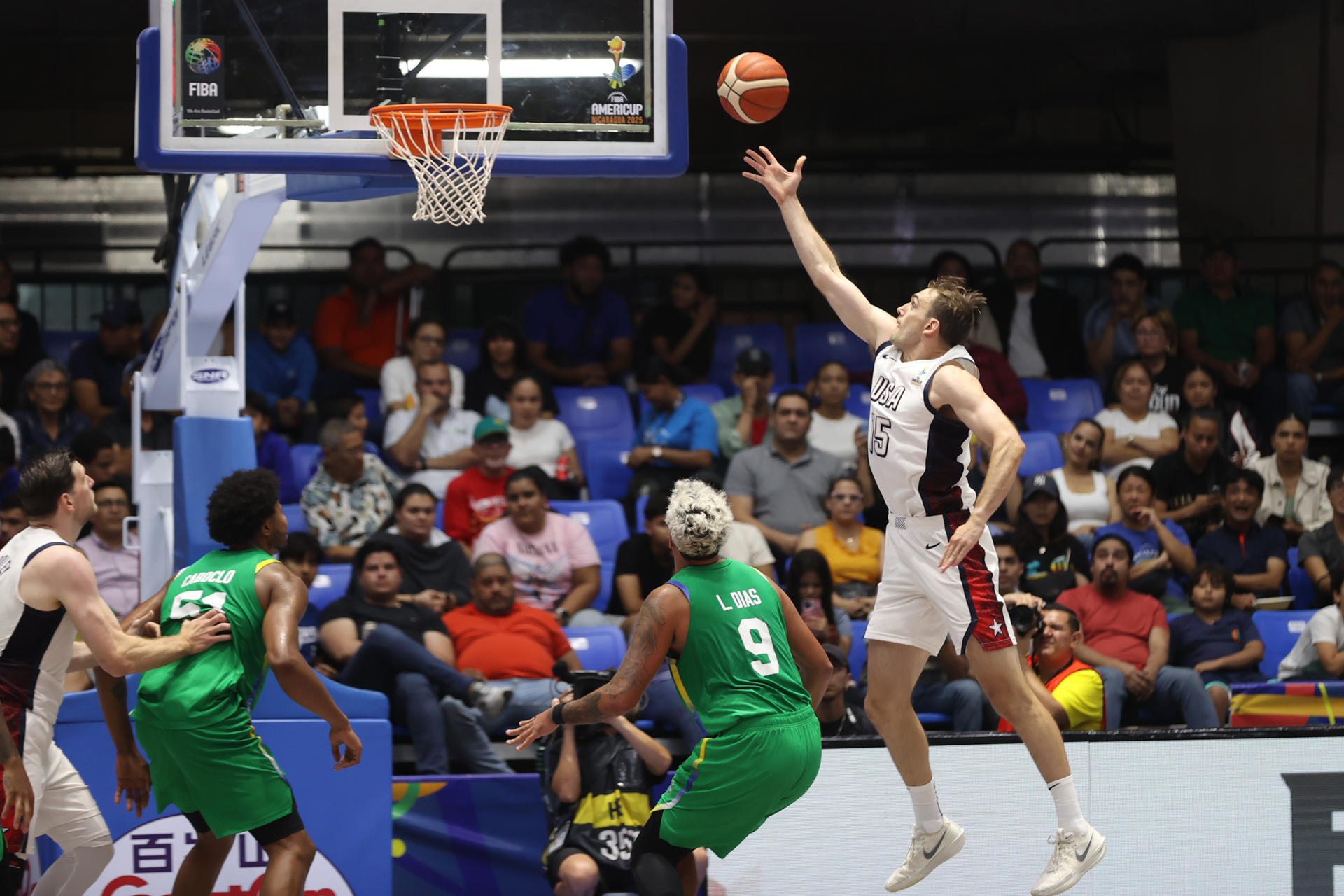 Tyler Cavanaugh (d), de Estados Unidos, lanza este martes a la cesta en un partido de la FIBA AmeriCup 2025 entre EE.UU. y Brasil, en Managua (Nicaragua). EFE/ STR