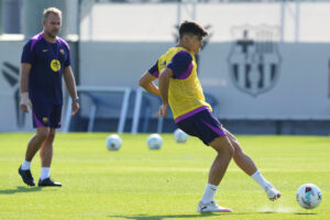 El técnico alemán del FC Barcelona, Hansi Flick (i) y el defensa Gerard Martín (d), durante el entrenamiento del pasado 22 de agosto. EFE/ Alejandro García