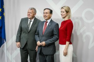El ministro de Asuntos Exteriores danés, Lars Lokke Rasmussen (izq.), y la alta representante de la UE para Asuntos Exteriores y Política de Seguridad, Kaja Kallas (der.), reciben al ministro de Asuntos Exteriores, Unión Europea y Cooperación de España, José Manuel Albares (centro), antes de una reunión informal de ministros de Asuntos Exteriores de la UE en Copenhague, Dinamarca, el 30 de agosto de 2025. EFE/EMIL NICOLAI HELMS  PROHIBIDIO USO EN DINAMARCA