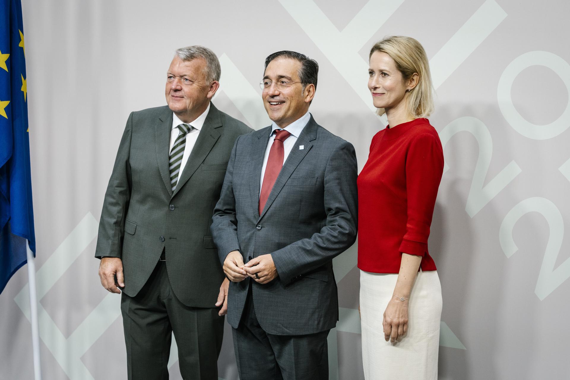 El ministro de Asuntos Exteriores danés, Lars Lokke Rasmussen (izq.), y la alta representante de la UE para Asuntos Exteriores y Política de Seguridad, Kaja Kallas (der.), reciben al ministro de Asuntos Exteriores, Unión Europea y Cooperación de España, José Manuel Albares (centro), antes de una reunión informal de ministros de Asuntos Exteriores de la UE en Copenhague, Dinamarca, el 30 de agosto de 2025. EFE/EMIL NICOLAI HELMS  PROHIBIDIO USO EN DINAMARCA
