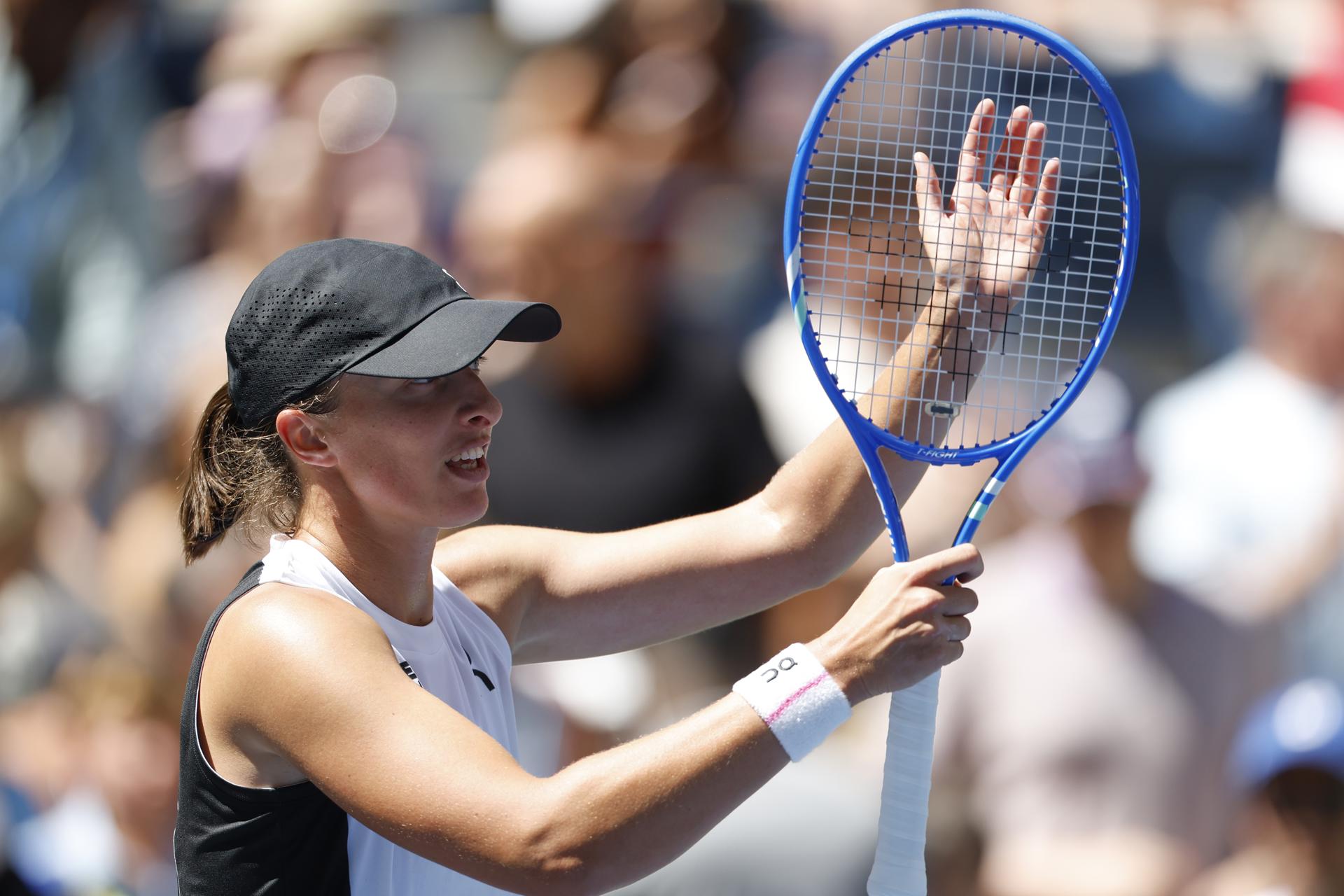 La polaca Iga Swiatek, número 2 del mundo, derrotó este martes en dos sets a la colombiana Emiliana Arango, puesto 84, y la eliminó en la primera ronda del Abierto de Estados Unidos. EFE/EPA/JOHN G. MABANGLO