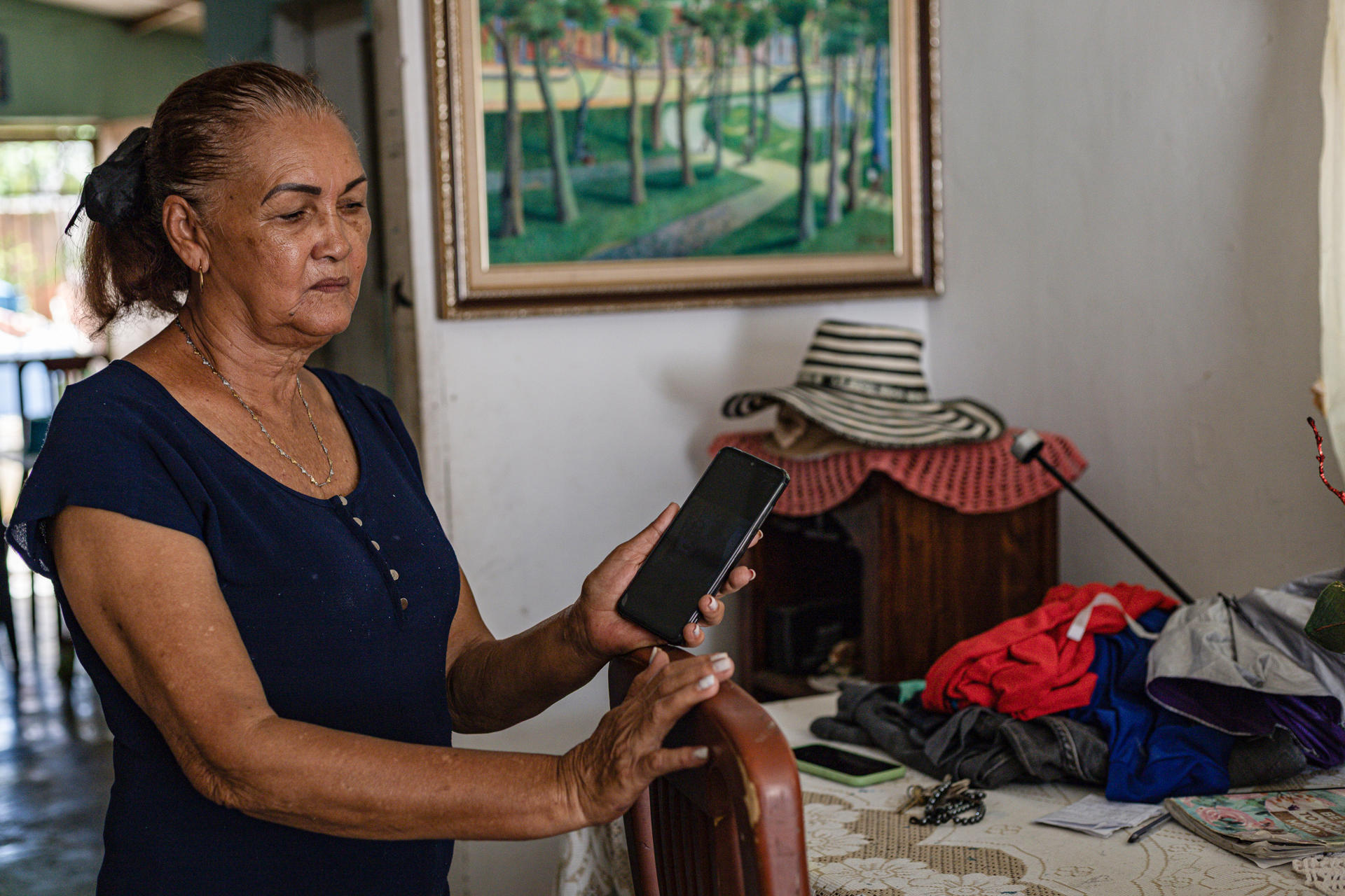 Dilia Sierra, esposa del preso político venezolano Ruperto Contreras, fue captada este miércoles, 6 de agosto, durante una entrevista con EFE, en Maracaibo (Venezuela). EFE/Henry Chirinos