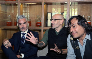 Integrantes del grupo musical La Gusana Ciega, Daniel Gutiérrez (i), Germán Arroyo (c) y Luis Ernesto Martínez hablan durante una entrevista con EFE este sábado, en Ciudad de México (México). EFE/ Mario Guzmán