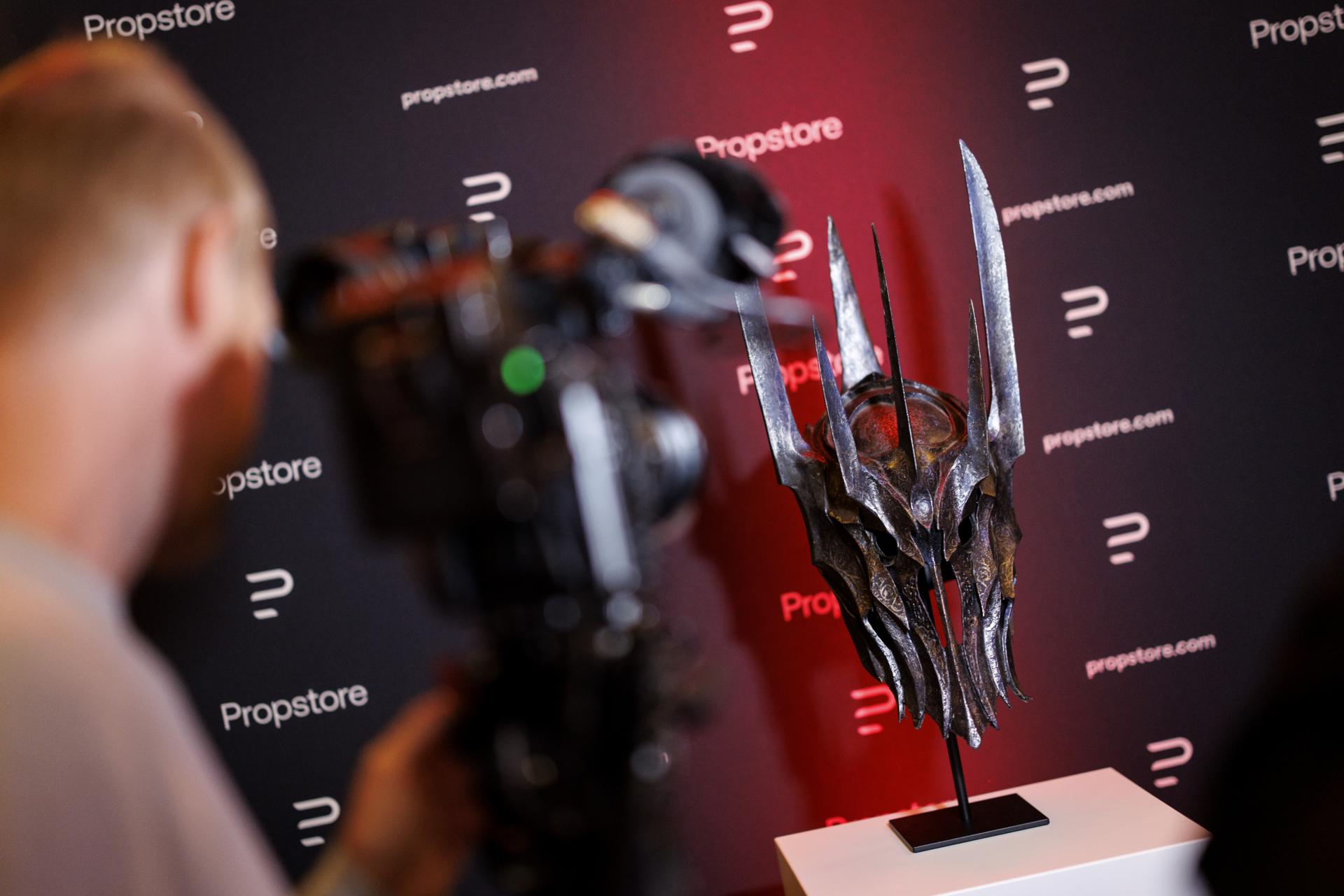 Un miembro de la prensa filma un accesorio de película utilizado como el casco de Sauron en la película 'El Señor de los Anillos: La Comunidad del Anillo' durante un evento de prensa de la casa de subastas Propstore en The Dorchester en Londres, Reino Unido, 06 de agosto de 2025. La subasta en vivo con más de 1,000 lotes de accesorios utilizados en películas se pondrá a la venta del 04 de septiembre al 06 de septiembre de 2025 en Los Ángeles. (Cine, Reino Unido, Londres) EFE/EPA/TOLGA AKMEN