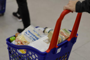 Imagen de archivo (25/02/2025) de un cliente de un supermercado con un carrito de la compra.
EFE/Ana Escobar