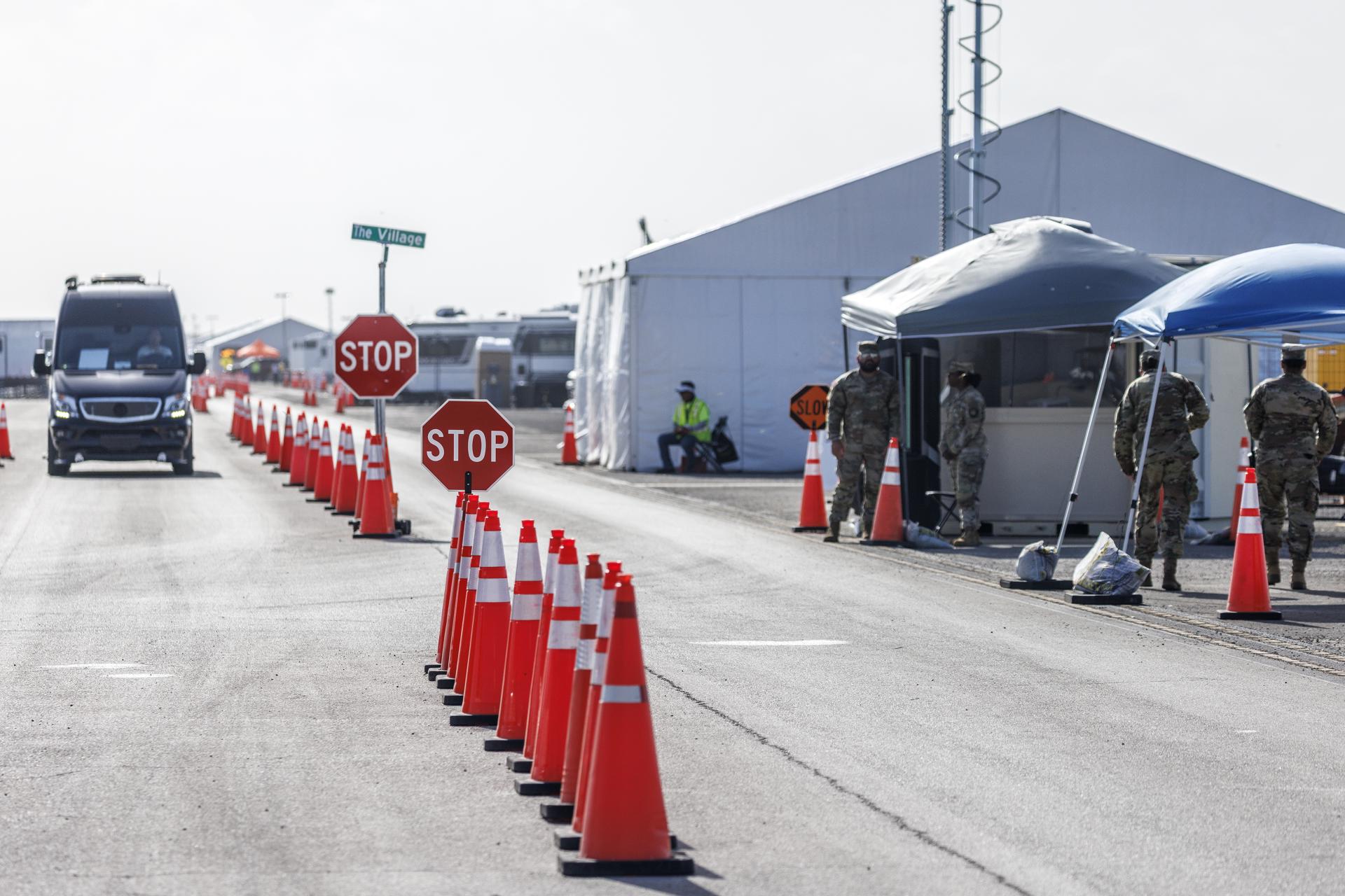 Fotografía de archivo del 25 de julio de 2025 de un grupo de agentes de la Policía vigilando la entrada del centro de detención 'Alligator Alcatraz' en Ochopee, Florida (EE.UU.). EFE/ EPA/Cristobal Herrera-ulashkevich ARCHIVO