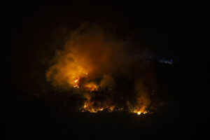 En Vilardevós, la Unidad Militar de Emergencias se ha movilizado este sábado para luchar contra un incendio que, según las últimas estimaciones de la Xunta, que ha decretado el nivel 2 de emergencia por su proximidad a núcleos de población, afecta a 500 hectáreas. EFE/Brais Lorenzo