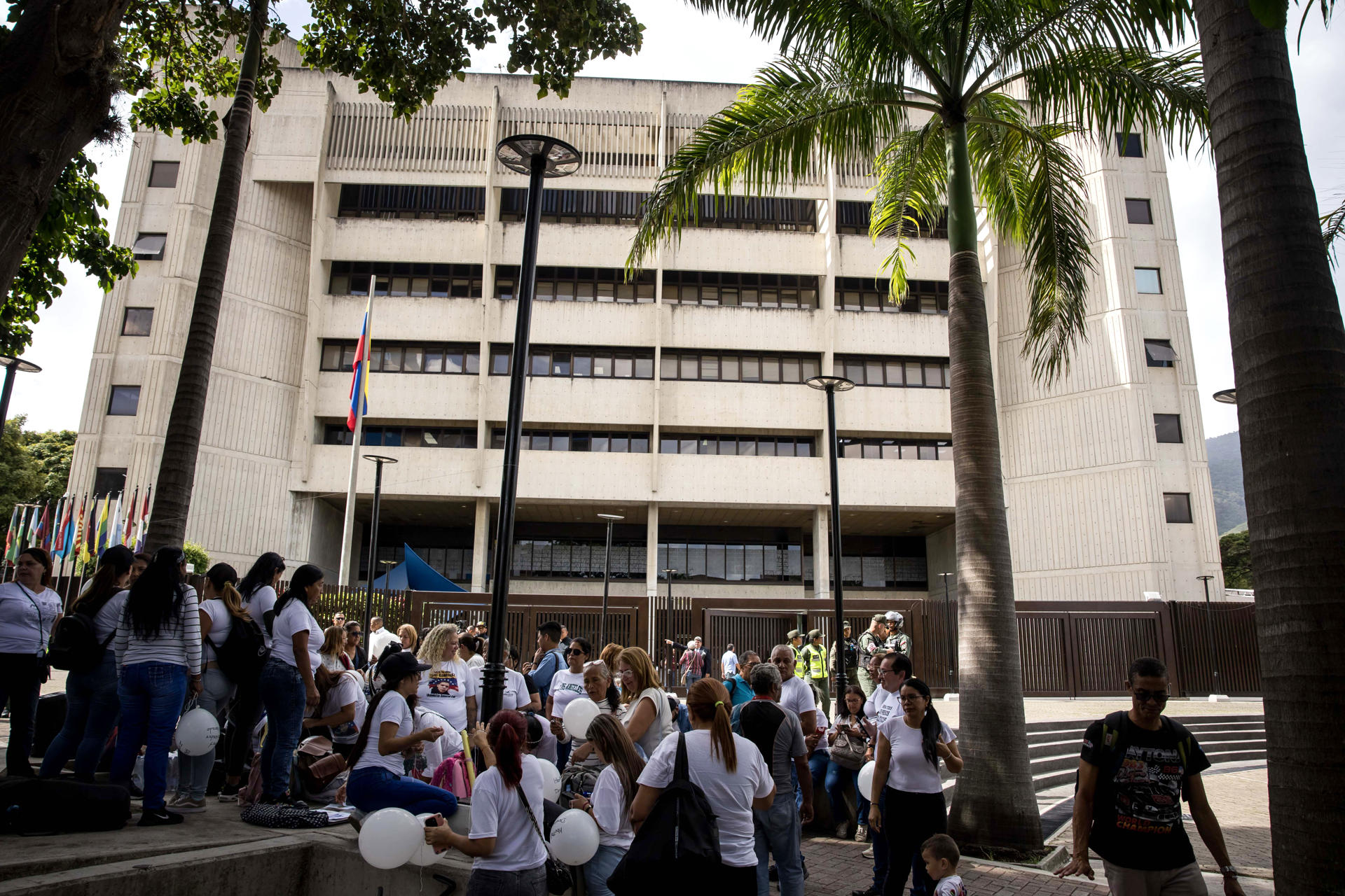 Personas participan en una manifestación en la entrada del Tribunal Supremo de Justicia (TSJ) este martes, en Caracas (Venezuela). EFE/ Miguel Gutiérrez