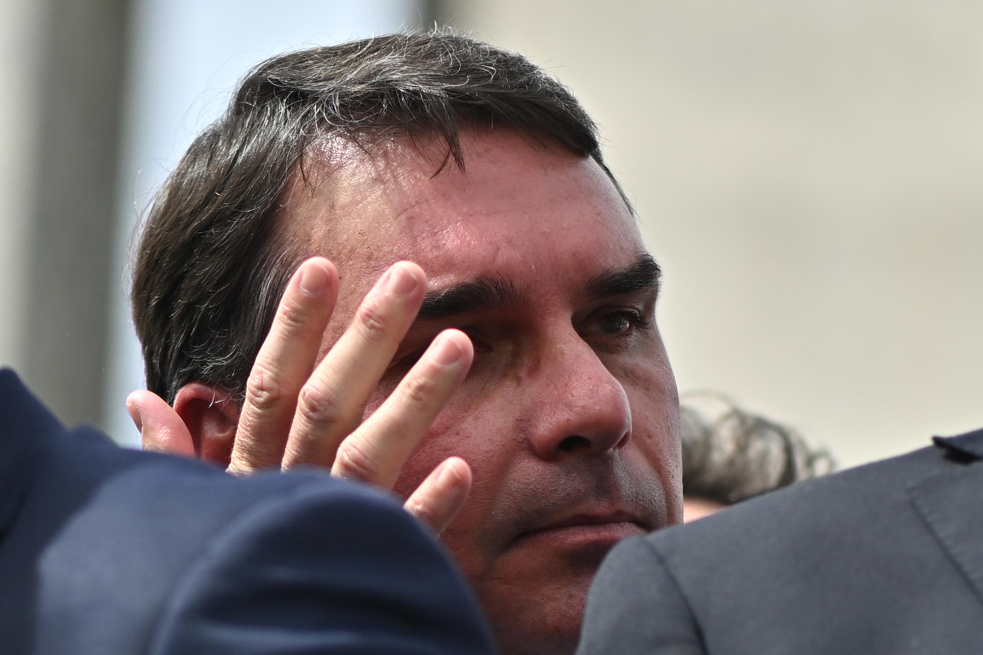 El senador de Brasil, Flávio Bolsonaro, hijo del expresidente Jair Bolsonaro, reacciona durante una rueda de prensa este martes, frente al Congreso Nacional en Brasilia (Brasil). EFE/ Andre Borges