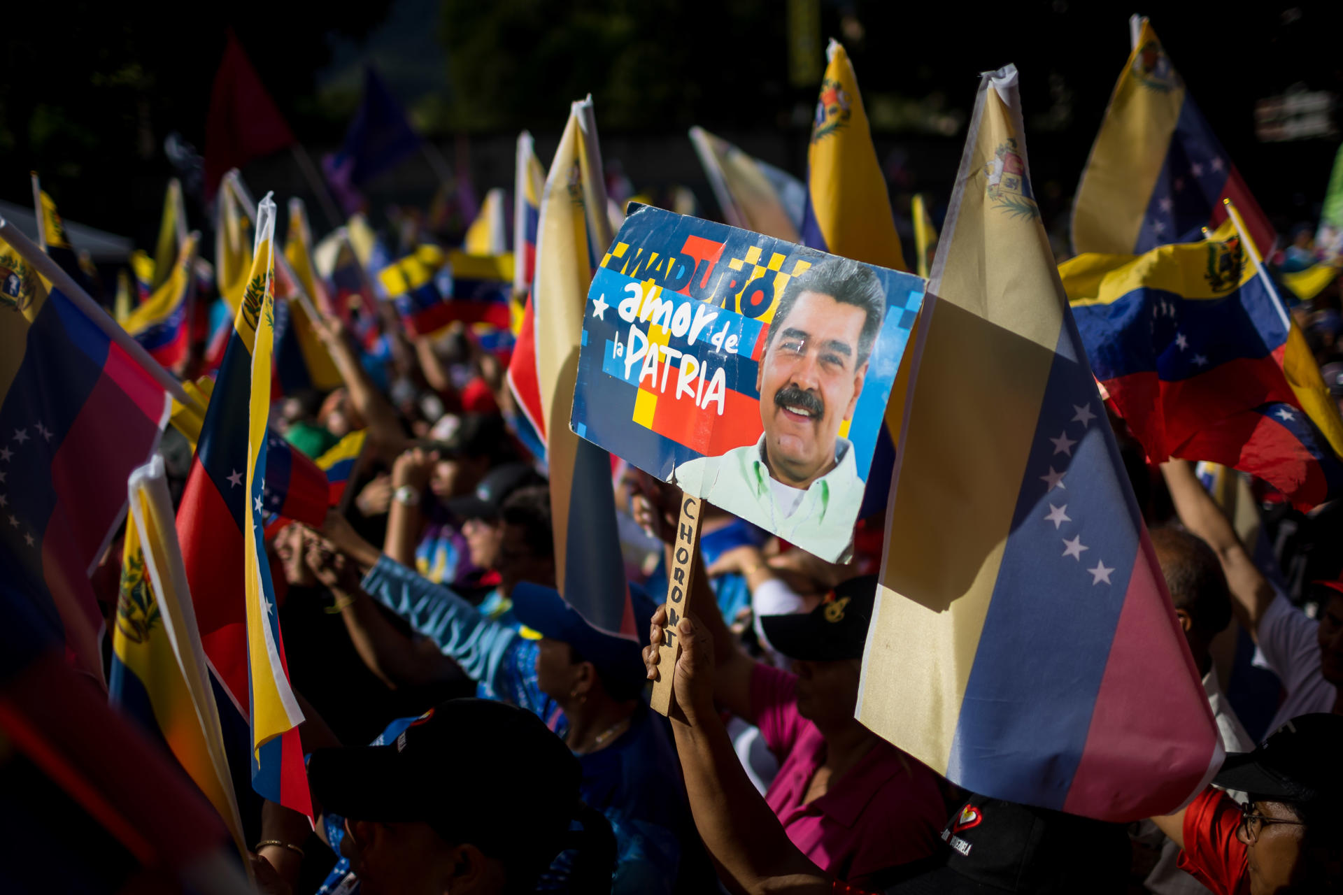 Cientos de personas fueron captadas este lunes, 11 de agosto, durante una marcha en apoyo al presidente de Venezuela, Nicolás Maduro, en Caracas (Venezuela). EFE/Miguel Gutiérrez