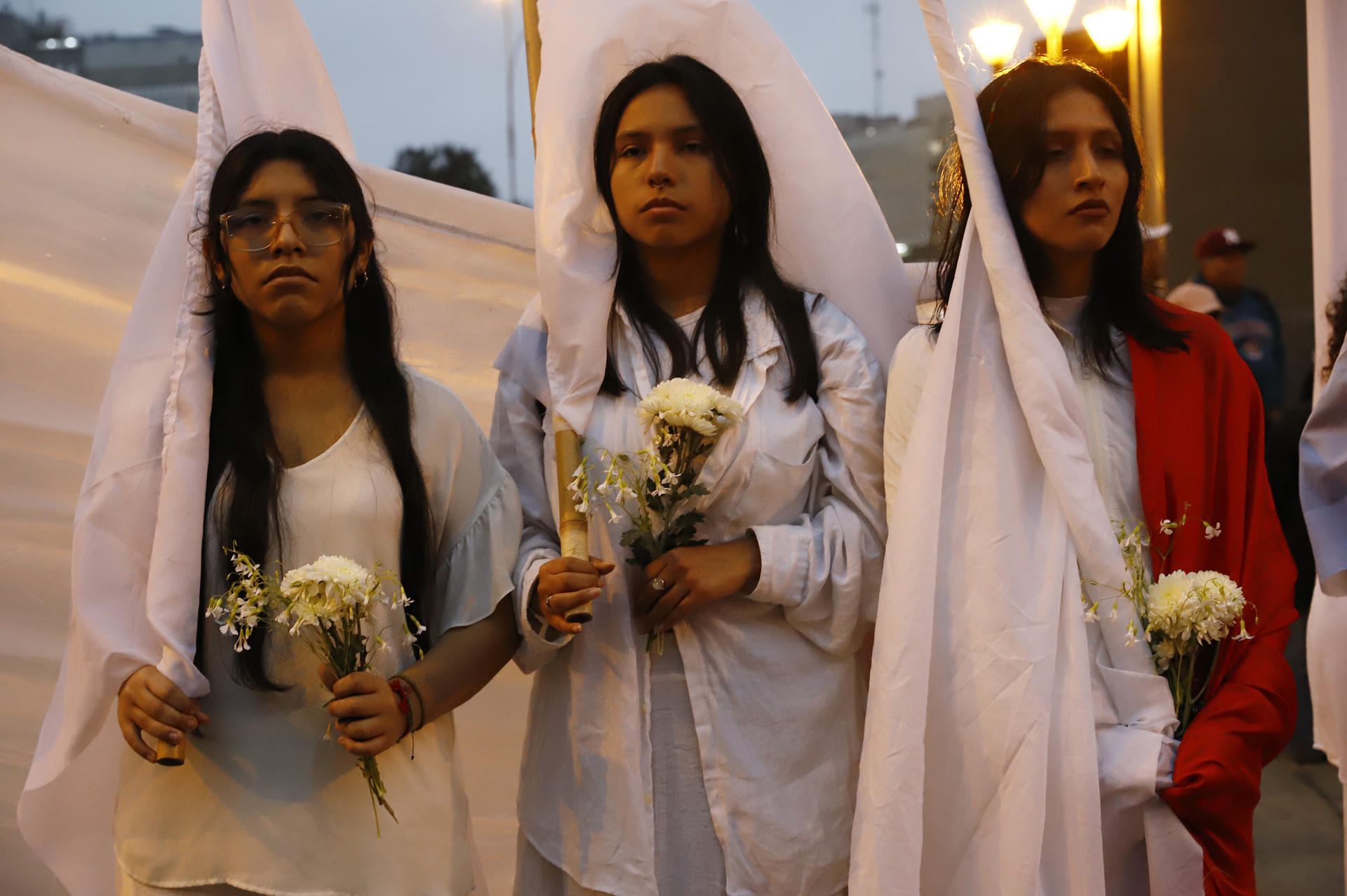 Personas participan en una manifestación para rechazar nuevamente la amnistía concedida a los miembros de las fuerzas de seguridad este jueves, frente al Palacio de la Justicia en Lima (Perú). EFE/ Sebastián Blanco Salazar