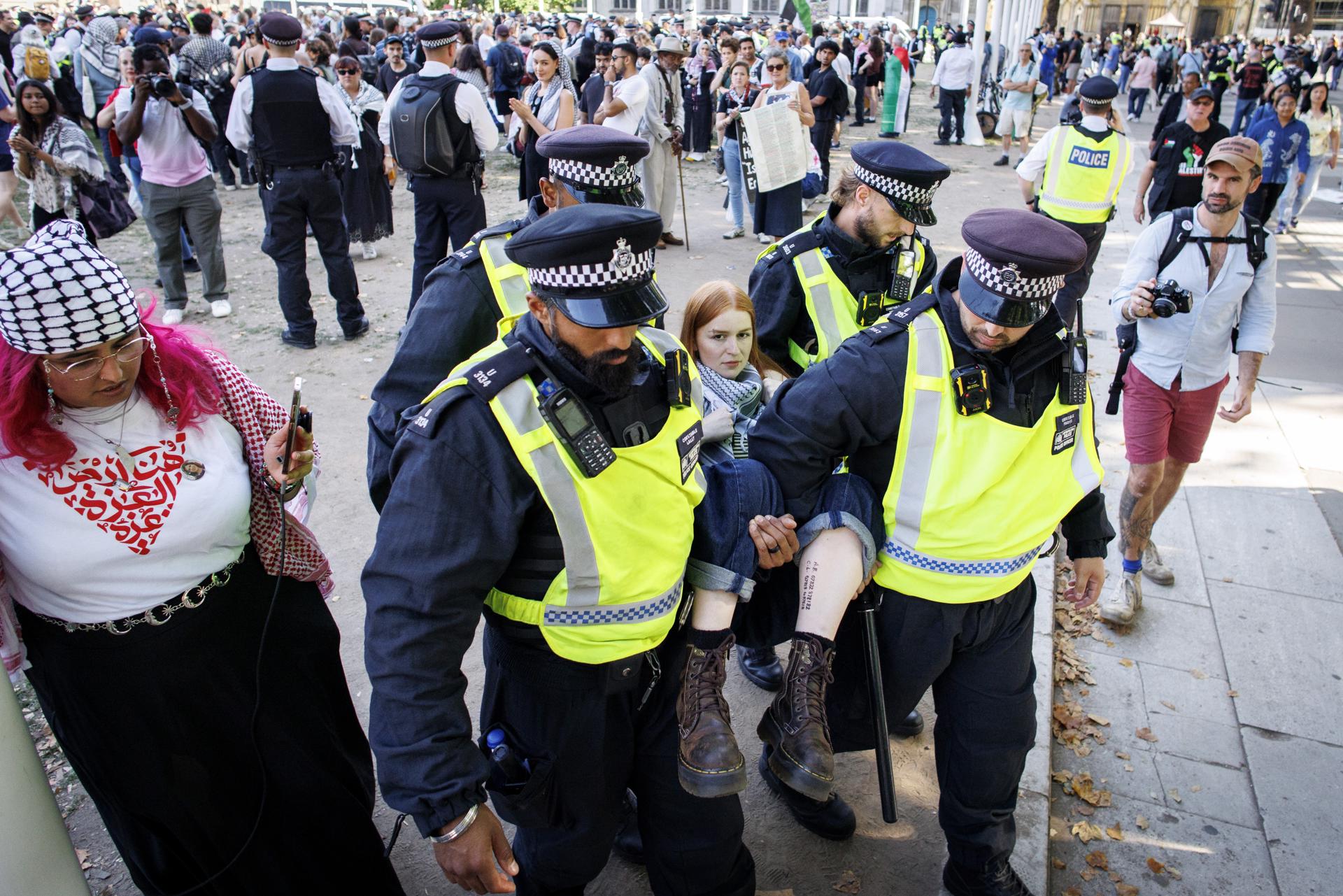 Agentes de policía arrestan a los simpatizantes de Palestine Action que asistieron a una gran protesta organizada por el grupo Defend Our Juries.EFE/TOLGA AKMEN