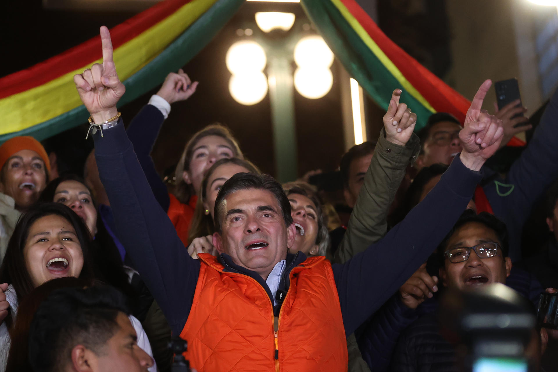 El candidato a la Presidencia de Bolivia por el Partido Demócrata Cristiano (PDC), Rodrigo Paz Pereira, al celebrar junto a sus copartidarios, este domingo, 17 de agosto, luego de avanzar a la segunda vuelta de las elecciones generales, en La Paz (Bolivia). EFE/Luis Gandarillas
