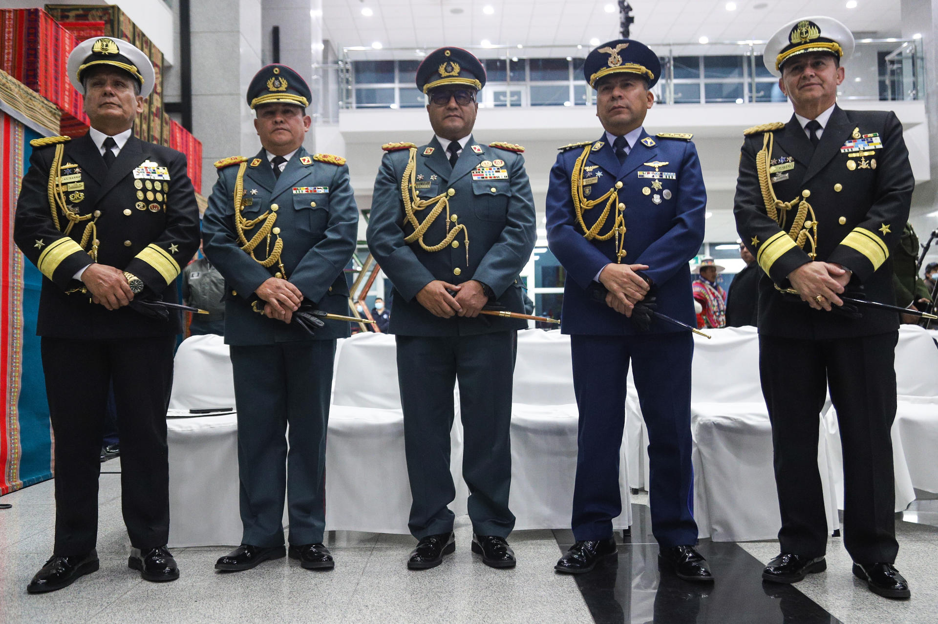 De izquierda a derecha Gustavo Primitivo Escobar, comandante en Jefe Interino de las Fuerzas Armadas de Bolivia; Sherman Mario Sempertegui jefe del Estado Mayor interino del Comando en Jefe de las Fuerzas Armadas; Roberto Pablo Delgadillo comandante general interino del Ejército de Bolivia; Marco Antonio Choquehuanca comandante general interino de la Fuerza Aérea Boliviana y Freddy Pozo Rodríguez comandante general interino de la Armada Boliviana posan durante la posesión del nuevo alto mando militar este jueves, en el Palacio de Gobierno en La Paz (Bolivia). EFE/ Gabriel Márquez
