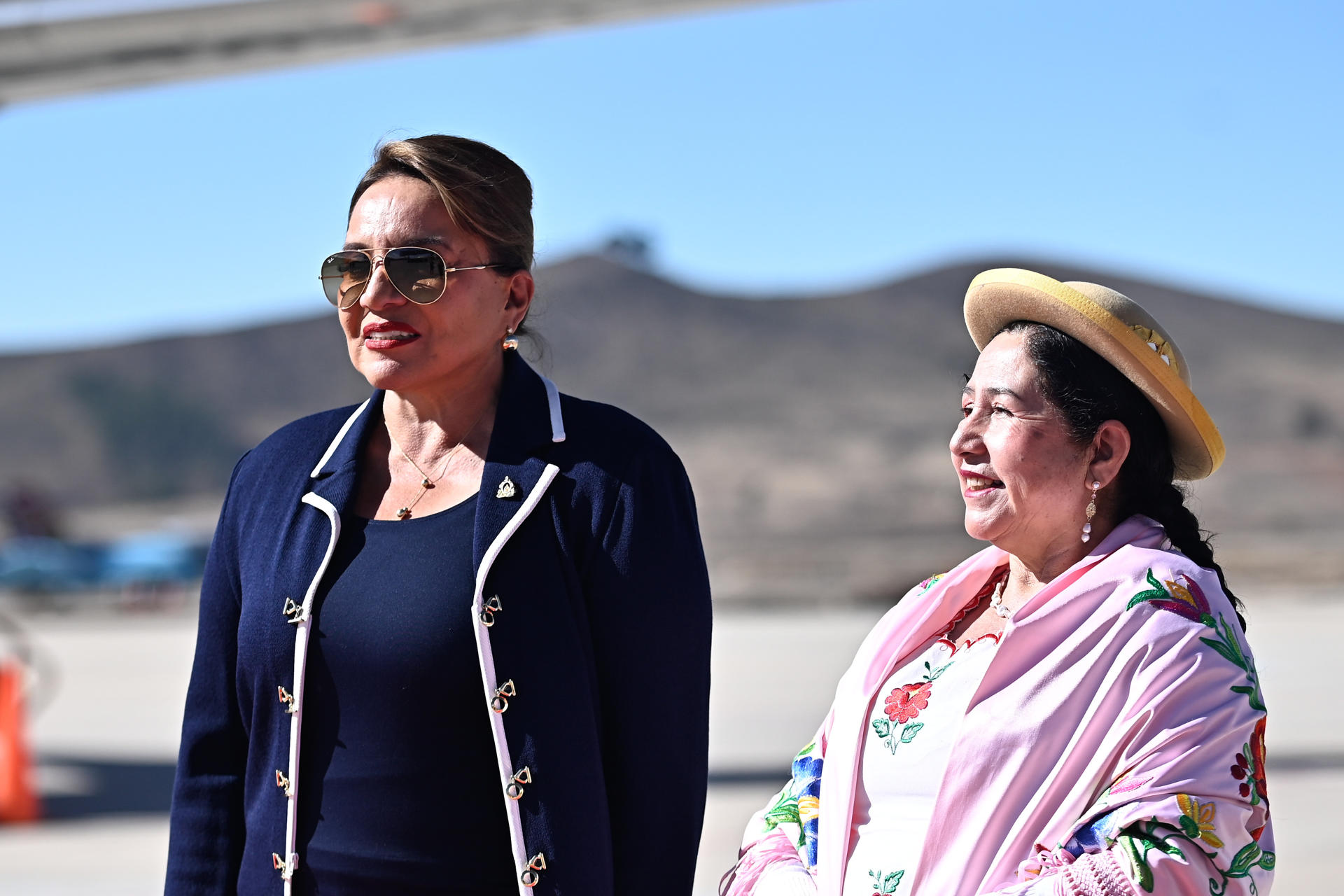 Fotografía cedida por la Cancillería de Bolivia de la presidenta de Honduras, Xiomara Castro (i), junto a la ministra de Relaciones de Exteriores de Bolivia, Celinda Sosa Lunda, este lunes en Sucre (Bolivia). EFE/ Cancillería de Bolivia
