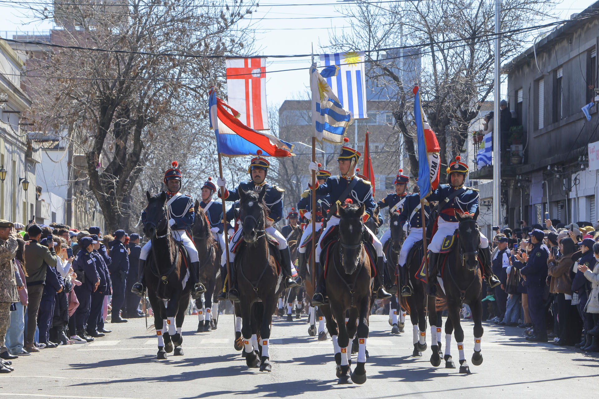 Fotografía del desfile cívico militar en la celebración por el Bicentenario de la Declaratoria de la Independencia del país este lunes, en Piedra Alta de la ciudad de Florida (Uruguay). EFE/ Gastón Britos