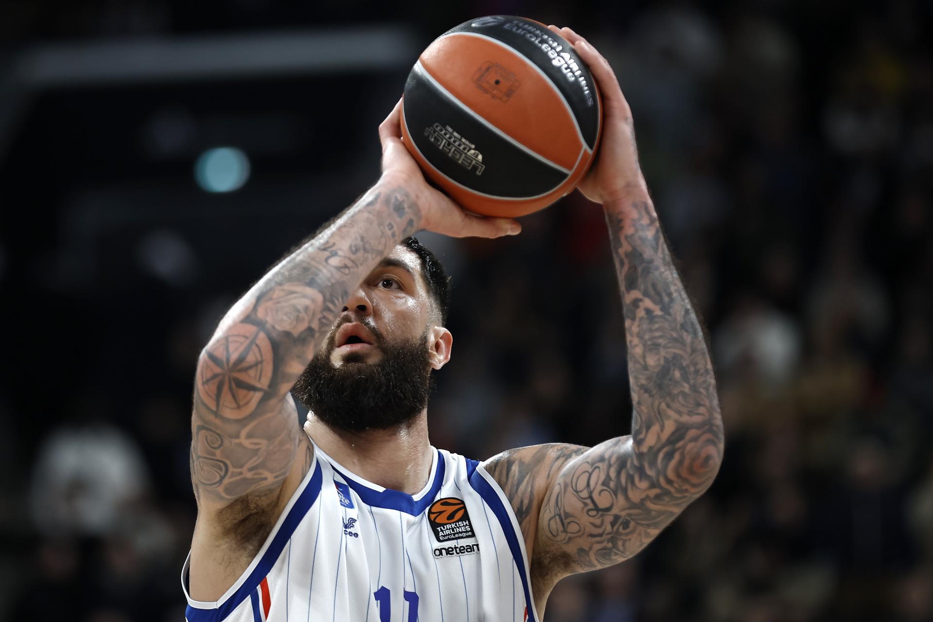 El pívot francés de Vincent Poirier en una foto de archivo de YOAN VALAT. EFE/EPA