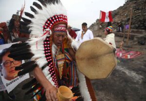Un chaman peruano participa en una ceremonia este lunes, en el cerro San Cristóbal en Lima (Perú). EFE/ Paolo Aguilar