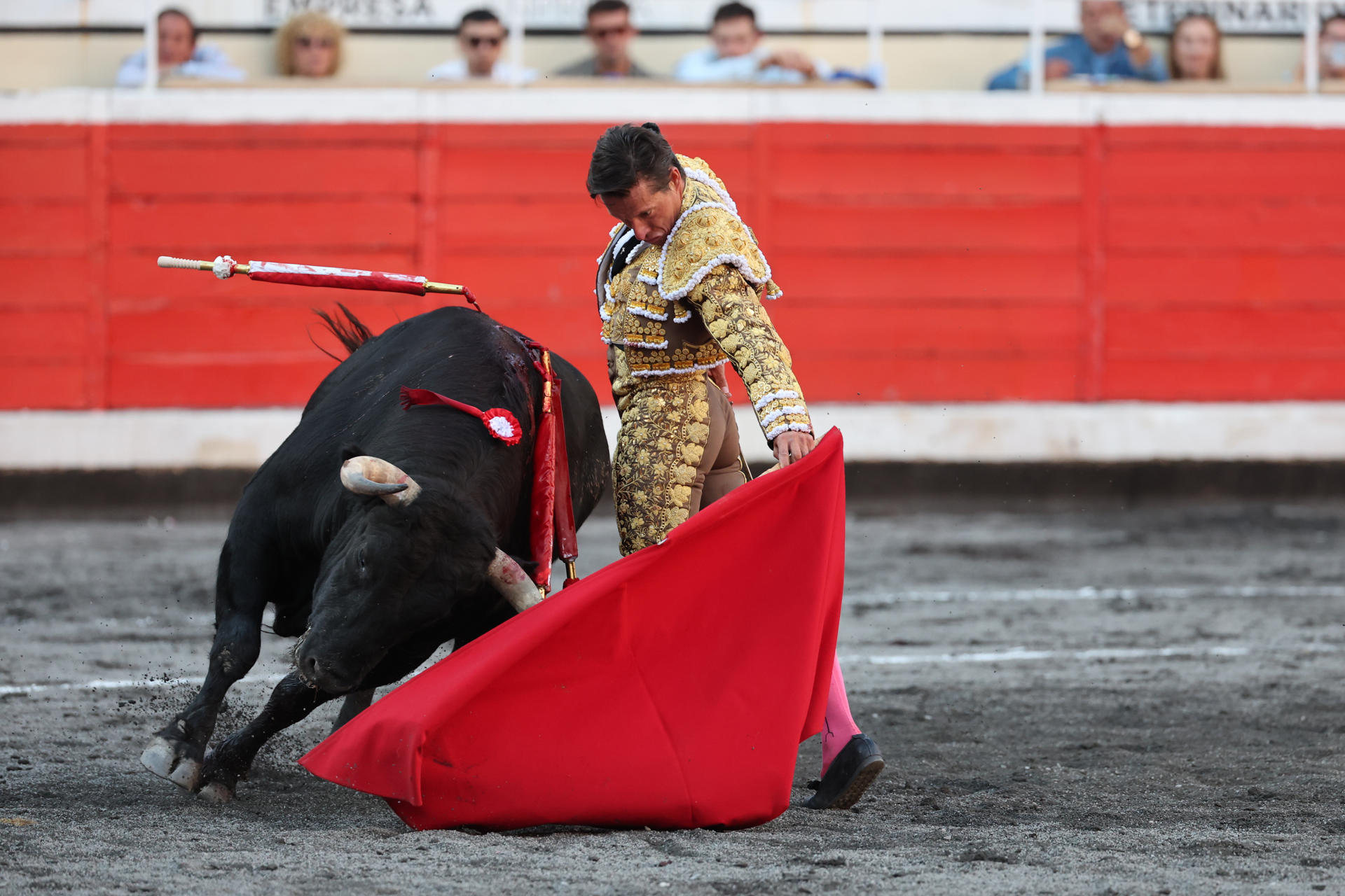 El diestro Diego Urdiales da un pase a su segundo astado durante el festejo correspondiente a la Semana Grande de Bilbao, este viernes. EFE/ Luis Tejido