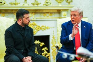 El presidente de Estados Unidos, Donald J. Trump (d), se reúne con el presidente de Ucrania, Volodímir Zelenski (i), en la Oficina Oval de la Casa Blanca en Washington. EFE/EPA/AARON SCHWARTZ / POOL