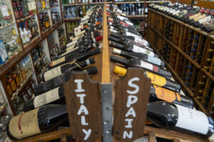 Fotografía de unas botellas de vino procedentes de España e Italia en una tienda de licores en Nueva York (Estados Unidos). EFE/Angel Colmenares